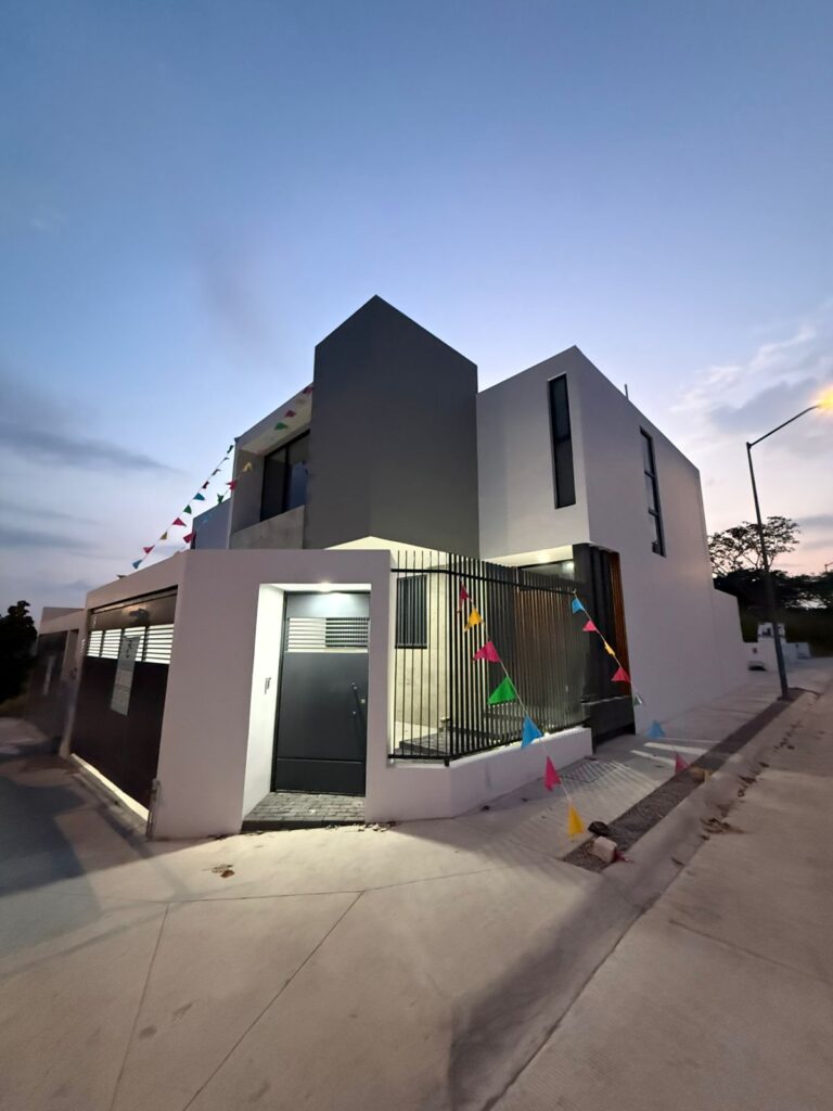 be8f431f d3e1 4764 8703 e2b39ba9d1e6 768x1024